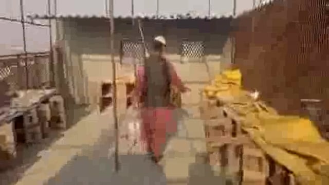 🚨 मेरठ ब्रेकिंग 🚨

मेरठ के लिसाड़ी गांव में एक चौकाने वाली चोरी की घटना सामने आई, जहां 400 कबूतर घर की छत से चोरी हो गए। कबूतर मालिक ने बताया कि उनकी कीमत 10 लाख रुपये से अधिक है। 

चोर चाली बल्ली की सीडी बनाकर छत तक पहुंचे और कबूतरों की चोरी कर ली। जब कबूतर मालिक दाना डालने पहुंचे, तो उन्हें चोरी की जानकारी मिली।

पीड़ित व्यक्ति पिछले 20 साल से कबूतर पालने और बेचने का काम कर रहा था। पुलिस CCTV फुटेज खंगाल रही है, और मामले की जांच जारी है।

📍थाना लिसाड़ी गेट क्षेत्र में यह हैरान करने वाली चोरी की घटना हुई है।