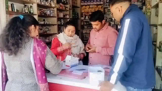 रुड़की! मेडिकल स्टोर पर मिलि एक्सपायर दवाई! ड्रग इंस्पेक्टर अनिता भारती ने किया बंद!