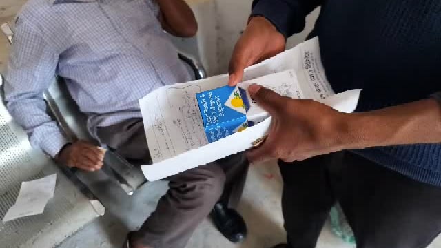 फार्मासिस्ट सरकारी अस्पताल को बनाया निजी दवा दुकान,मरीजों का ईलाज कर बेचा रहा दवा 