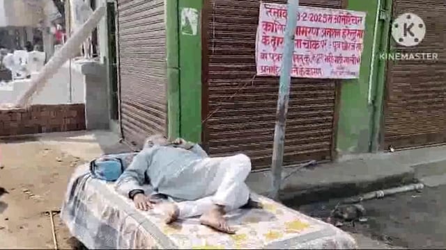 बेटे एवं पतोहु की प्रताड़ना से तंग आकर आमरण अनशन पर बैठे पूर्व सरपंच।