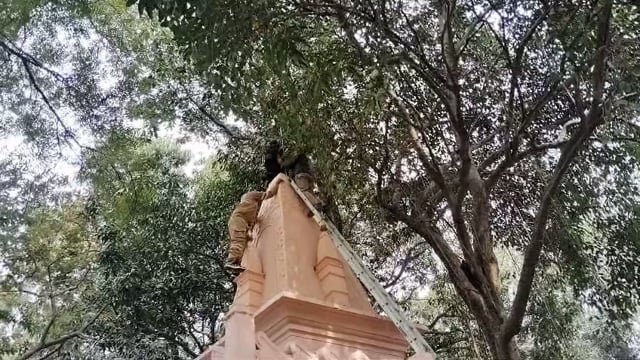 अंबेडकर नगर अकबरपुर कोतवाली क्षेत्र के अंतर्गत एक युवक मंदिर के गुंबद पर चढ़ गया युवक को नीचे उतारने की कोशिश में जुटे पुलिसकर्मी।