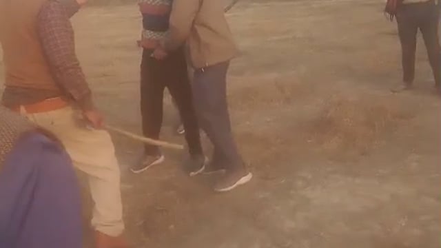 कानपुर देहात:-रसूलाबाद नौहा नौगांव जंगल में वन विभाग टीम के दरोगा किसान को गाली गलौज व पीटने का वीडियो वायरल...