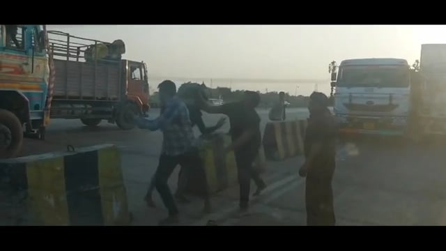 कानपुर देहात:-बारा टोल प्लाजा के पास चालक और टोल कर्मियों के बीच मारपीट करते हुए वीडियो सोशल मीडिया पर हुआ वायरल..