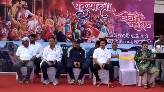 छत्रपती शिवाजी महाराज यांच्या जयंतीनिमित्त 'जय शिवाजी, जय भवानी',  'हर हर महादेव' अशा जयघोषात, लेझीम, ढोलच्या निनादात आज येथील छत्रपती शिवाजी महाराज स्टेडियममधून जय शिवाजी जय भारत पदयात्रा काढण्यात आली. छत्रपतींच्या वेशभूषेतील विद्यार्थी, पारंपरिक वेशभूषेतील विद्यार्थींनी या पदयात्रेत लक्ष वेधून घेत होत्या.