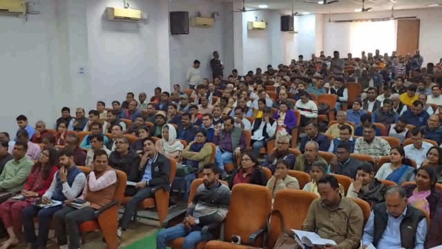 डीएम एसपी ने केंद्र व्यवस्थापकों के साथ की बैठक