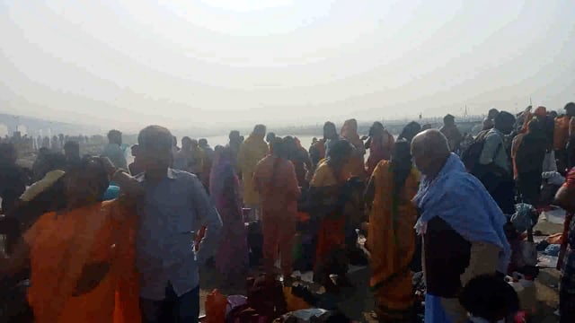 prayagraj me ganga me snan karte huy sharadhalu ki lagi bheer 