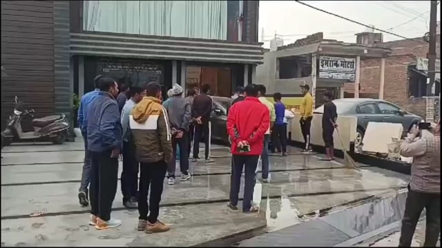 श्रद्धालुओं से भरी बस का टायर फटा अनियंत्रित होकर होटल में घुसी बाहर बैठे गार्ड की मौत...