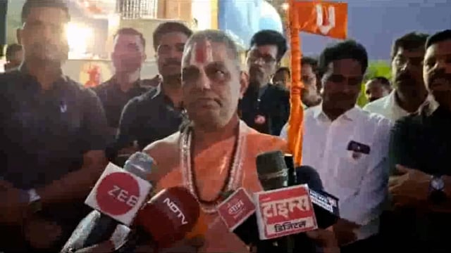 आपल्याला आपल्या धर्माबद्दल स्वाभिमान असला पाहिजे
भारत देश सोडला तर जगात इतर हिंदू राष्ट्र नाही
हिंदू धर्म वाचवायचा असेल तर तरुणांनी पुढे येणं आवश्यक, तरुणांना पुढे आणण्याचं काम आम्ही करतोय