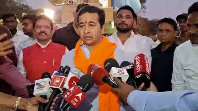 रत्नागिरी जगद्गुरु नी केलेल्या सत्कारासाठी मी आलो होतो हे राजकीय व्यासपीठ नाही 
वर्षानुवर्ष त्यांचा आम्हाला आशीर्वाद आहे तुम्ही सगळ्याच गोष्टी राजकीय चष्म्यातून पाहू नका 
कोकणातील विकासाला आम्हाला एकत्र येऊ द्या त्यावर आक्षेप घेऊ नका -नितेश राणे