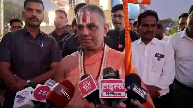 आज जगात हिंदू खतरे मे है, 
मशाच्या गळ्यात जसा खेकडा अडकतो तशी परिस्थिती या वक्फ बोर्डाची आहे.  मुस्लिमांना आमचा विरोध नाही पण वक्फ बोर्डाला जे अपरिमित अधिकार दिले आहेत, त्याला आमचा विरोध आहे आणि ही विरोधाची मोहीम अधिक तीव्र करायची आहे: जगतगुरू नरेंद्र महाराज