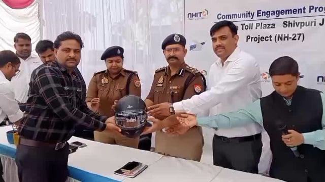 रक्सा टोल प्लाजा पर डी आई जी झांसी द्वारा 51 कामगारों को  प्रदान किए गए निशुल्क हेलमेट