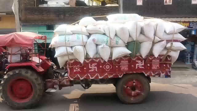 वे रोक-टोक ओवरलोडेड वाहन एवं बाजार में सड़कों पर सजाती दुकानें बड़ी दुर्घटना को दे रहा निमंत्रण, प्रशासन मौन 