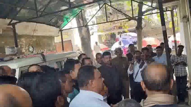 अधिवक्ताओं ने तहसील परिसर में न ए कानून के विरोध में प्रदर्शन कर ज्ञापन एसडीएम को सौंपा 24को  प्रदर्शन की दिया चेतावनी 