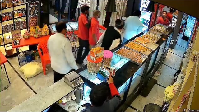 VIP रोड स्थित रेस्टोरेंट में जमकर चले लाठी डंडे और लात घुसे, CCTV कैमरे में कैद हुई घटना, सदर कोतवाली क्षेत्र का मामला 