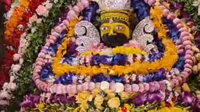 मथुरा में खाटूश्याम के भजनों पर जमकर थिरके भक्त 