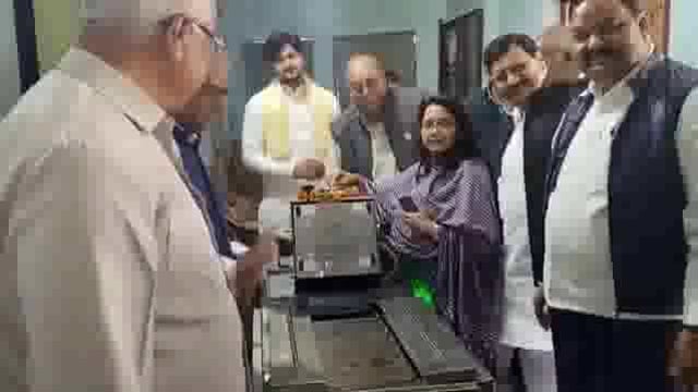 कोंच,दरिद्र नारायण सेवा समिति आश्रम में रोटी मशीन का हुआ उद्धघाटन