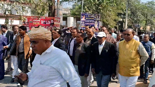 अंबेडकर नगर के आलापुर तहसील में अधिवक्ताओं का धरना प्रदर्शन यह धरना प्रदर्शन अधिवक्ताओं के खिलाफ नए कानून को लेकर निकाला गया