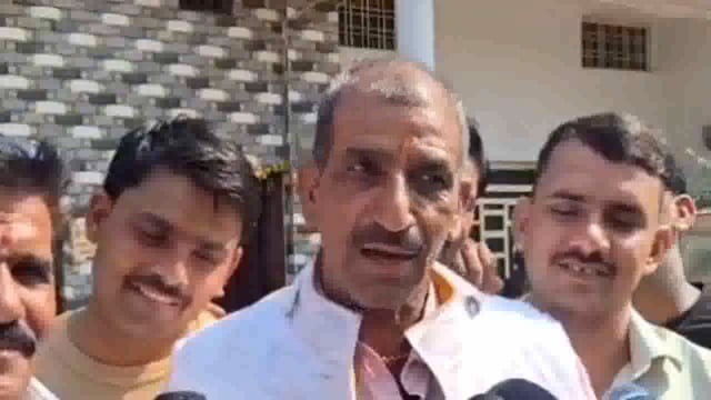 झांसी में एक अनोखी शादी की विदाई हुई जिसमें दूल्हे ने बरातियों की विदाई बाबा के बुलडोजर से कराई