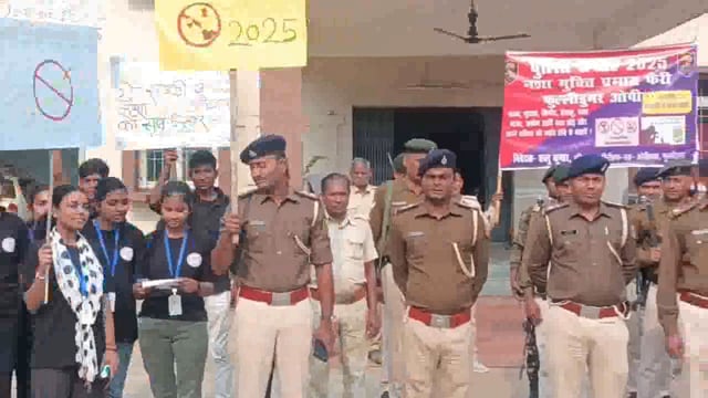 थाना अध्यक्ष के नेतृत्व में नशा मुक्ति अभियान को लेकर समारोह पूर्वक विभिन्न नारों के साथ निकाली गई प्रभात फेरी 