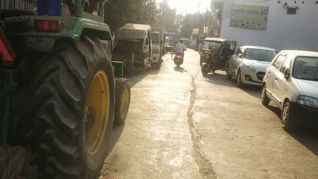 कोतवाली अमेठी के सामने पुलिस कब्जे में लिए वाहनों को खड़ा कर दिया है जिससे जाम लगता है लोग परेशान होते हैं 