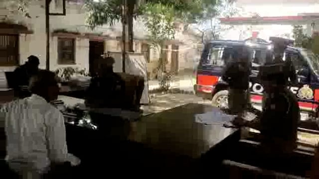 थानाध्यक्ष बाघराय प्रदीप कुमार ने थाना प्रांगण में राजस्व कर्मियो के साथ राजस्व सम्बंधित मामलों का कर रहें निस्तारण,