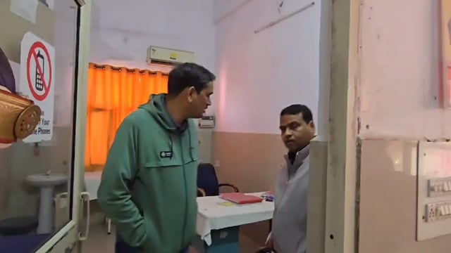 मथुरा जिलाधिकारी ने किया सौ शैय्या अस्पताल का औचक निरीक्षण