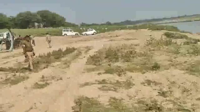 भिंड कलेक्टर संजीव श्रीवास्तव ने अवैध रेत के खिलाफ की बड़ी कार्रवाई.दो पंदुब्बी सहित एक डंपर किया जब्त.