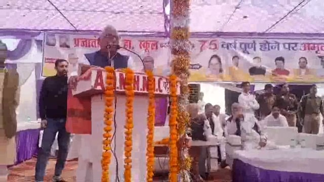 नेता प्रतिपक्ष माता प्रसाद पांडे ने स्कूली बच्चों के मंच को बनाया राजनैतिक मंच,बच्चो के आगे हिन्दू मुस्लिम कर रही सरकार 