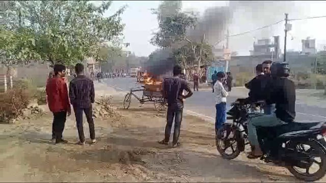 स्कूली बच्चों से भरी स्कूली वैन में लगी आग, बच्चो ने चीख पुकार कर बचाई जान, तेलियानी ब्लाक के पास का मामला 