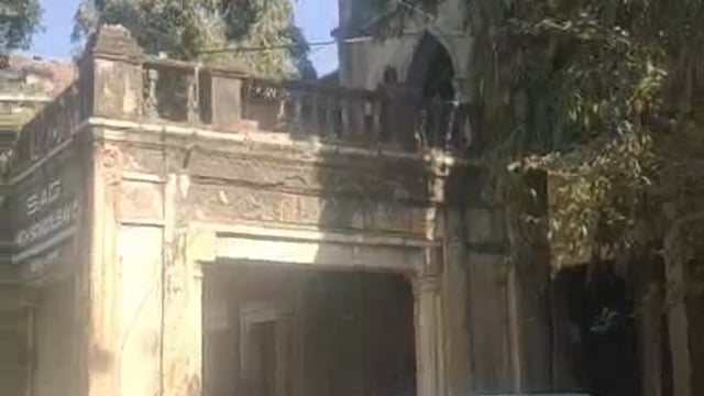 सावदा येथील हायस्कूलमध्ये लोम्बक करणाऱ्या तारांचा धोका संबंधित अधिकाऱ्यांनी लक्ष द्यावे