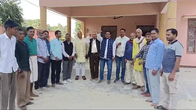 ब्लॉक अध्यक्ष राजेश शुक्ला गोरखापुर पिण्टूसिह ने अमेठी में मन की बात सुनी नारे लगाए पिण्टू कहा सुनने से मिलती है उर्जा 