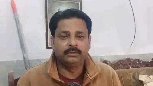 वृंदावन - ठाकुर राधा रमण मंदिर में जमकर उड़ रहा अबीर गुलाल,भक्त सराबोर .....