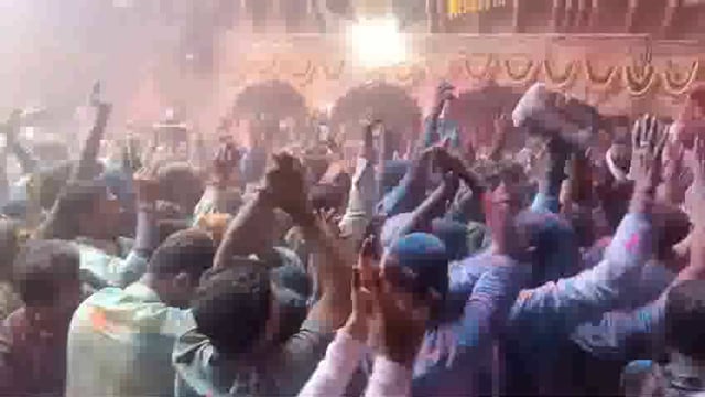 वृंदावन के राधा रमण मंदिर में जमकर उड़ रहा अमीर गुलाल, श्रद्धालु लगा रहे जमकर गोते....