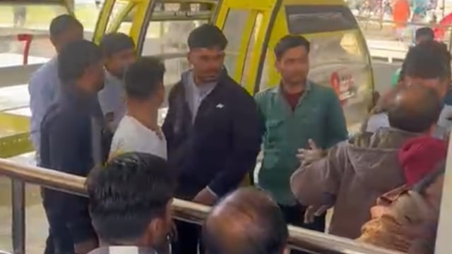 मथुरा के बरसाना में रोपवे सुरक्षागार्डों ने की मुम्बई के श्रद्धालु से मारपीट वीडियो वायरल