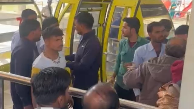 मथुरा के बरसाना में रोपवे सुरक्षागार्डों ने की मुम्बई के श्रद्धालु से मारपीट वीडियो वायरल
