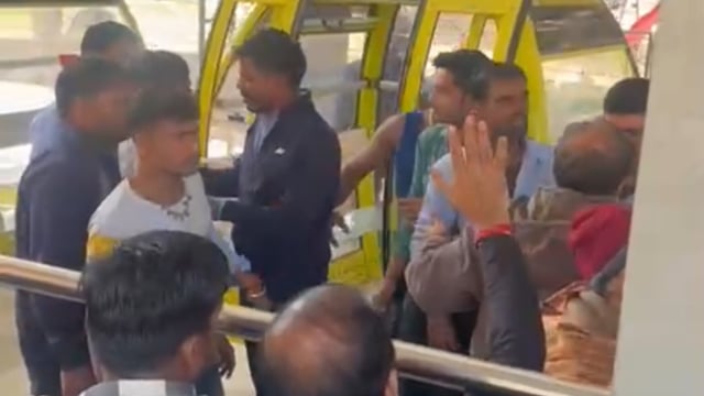 मथुरा के बरसाना में रोपवे सुरक्षागार्डों ने की मुम्बई के श्रद्धालु से मारपीट वीडियो वायरल