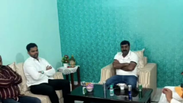 जनसत्तादल पार्टी के प्रदेश अध्यक्ष व लोकप्रिय विधायक बाबागंज के निज निवास पहुँचे कौशाम्बी सांसद पुष्पेंद्र सरोज 