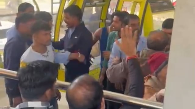 मथुरा के बरसाना में रोपवे सुरक्षागार्डों ने की मुम्बई के श्रद्धालु से मारपीट वीडियो वायरल
