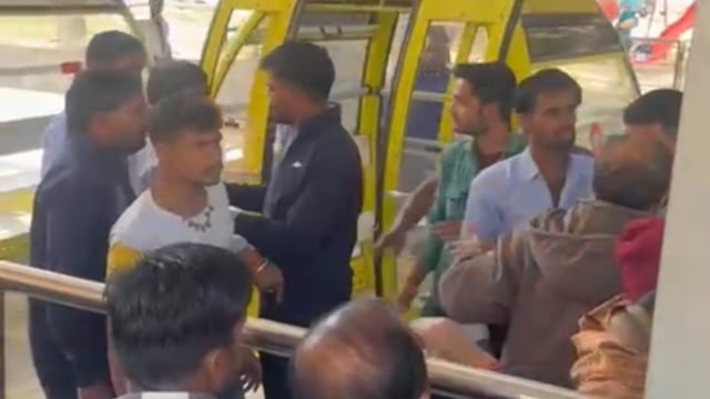 मथुरा के बरसाना में रोपवे सुरक्षागार्डों ने की मुम्बई के श्रद्धालु से मारपीट वीडियो वायरल