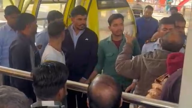 मथुरा के बरसाना में रोपवे सुरक्षागार्डों ने की मुम्बई के श्रद्धालु से मारपीट वीडियो वायरल