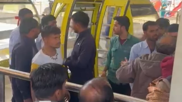 मथुरा के बरसाना में रोपवे सुरक्षागार्डों ने की मुम्बई के श्रद्धालु से मारपीट वीडियो वायरल