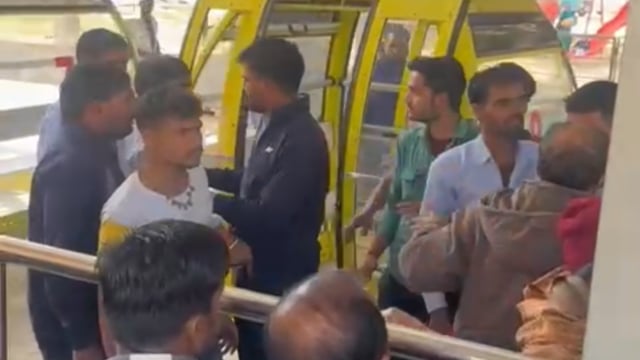 मथुरा के बरसाना में रोपवे सुरक्षागार्डों ने की मुम्बई के श्रद्धालु से मारपीट वीडियो वायरल