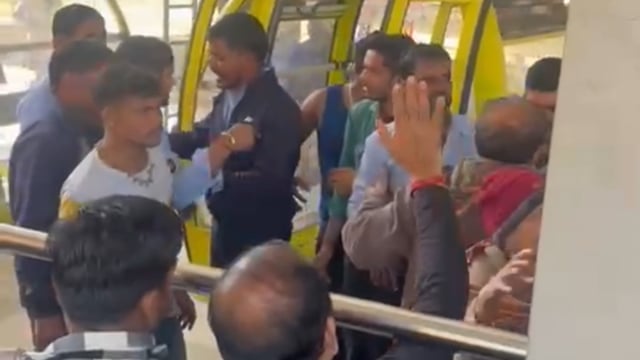 मथुरा के बरसाना में रोपवे सुरक्षागार्डों ने की मुम्बई के श्रद्धालु से मारपीट वीडियो वायरल