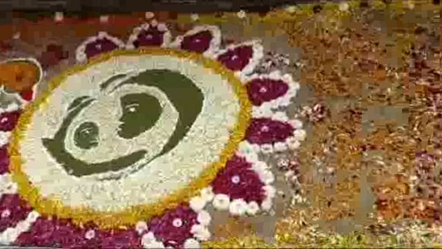 *गोण्डा के ऐतिहासिक राजा देवी बख्श सिंह जलाशय पर प्रकृति और नवाचार का अनूठा संगम*


*'वेस्ट टू वंडर' गैलरी: कबाड़ से बनी अनोखी कलाकृतियाँ*


*फूलों की दुनिया: रंग, खुशबू और हरियाली का शानदार प्रदर्शन*


*पर्यावरण संरक्षण की नई पहल: कबाड़ से हरियाली तक का सफर*


*गोण्डा के 'वेस्ट टू वंडर' फ्लावर शो में प्रकृति और नवाचार का संगम*

*गोण्डा, 23 फरवरी 2025* । ऐतिहासिक राजा देवी बख्श सिंह जलाशय आज रंगों, खुशबू और रचनात्मकता से सराबोर था। गोण्डा में आयोजित भव्य 'वेस्ट टू वंडर' थीम फ्लावर शो ने न केवल फूलों की खूबसूरती का उत्सव मनाया, बल्कि पर्यावरण संरक्षण और पुनर्चक्रण के संदेश को भी प्रभावी ढंग से प्रस्तुत किया।
सुबह से ही जलाशय के चारों ओर दर्शकों की भीड़ जुटने लगी थी। हर कोई रंग-बिरंगे फूलों की छटा और कबाड़ से बनी कलाकृतियों की अनोखी दुनिया देखने के लिए उत्सुक था। उद्घाटन के दौरान जिलाधिकारी नेहा शर्मा ने कहा, 