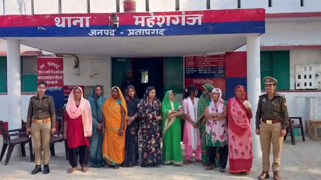   जमीनी विवाद में हुआ महिलाओं का चालान बाबागंज महेशगंज थाना क्षेत्र के महेवा मलकिया का मामला रेखा देवी 