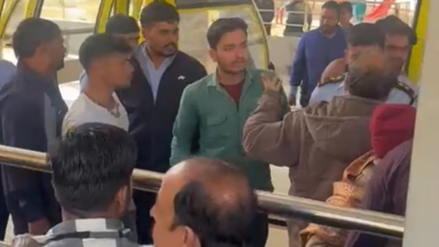 मथुरा के बरसाना में रोपवे सुरक्षागार्डों ने की मुम्बई के श्रद्धालु से मारपीट वीडियो वायरल