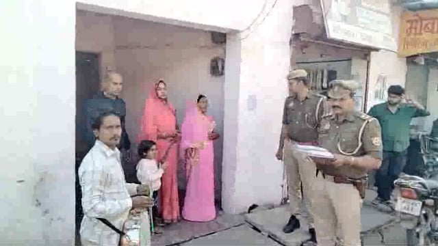 #चर्चित आयुष गुप्ता #हत्याकांड में फरार ईनामी अभियुक्त के घर पुलिस ने चस्पा किये #कुर्की के नोटिस,#आईजी ने ईनाम 25 हजार 