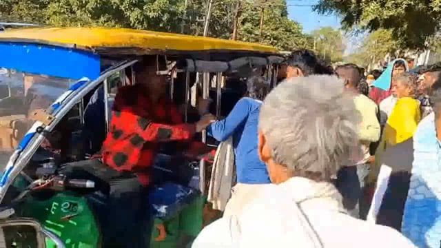 बंदर के बच्चे को बचाने के चक्कर में युवा गिरा ट्रांसफार्मर पर युवक की हुई दर्दनाक मौत