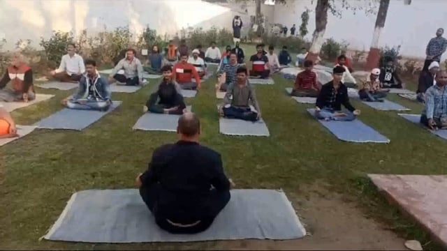 कारागार में निरुद्ध बंदियों को तनाव से मुक्ति एवं उनके हृदय परिवर्तन हेतु कराया जा रहा है योग