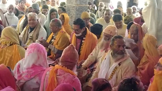 राधारानी मानसरोवर मंदिर पर खेली गई अबीर गुलाल और फूलों की होली, राधाकृष्ण के भजनों पर झूमे श्रद्धालु भक्त।